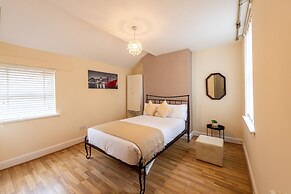 10 Guests - Free Parking - City Centre