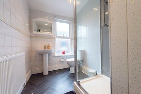 10 Guests - Free Parking - City Centre