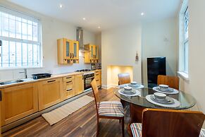 10 Guests - Free Parking - City Centre
