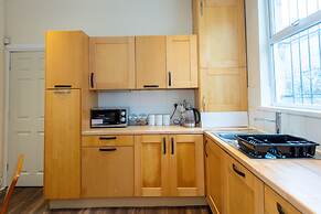 10 Guests - Free Parking - City Centre