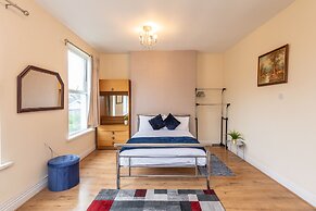 10 Guests - Free Parking - City Centre