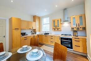 10 Guests - Free Parking - City Centre