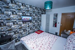 Remarkable 2-bed Apartment With Sea View