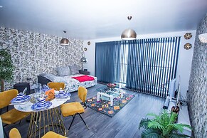 Remarkable 2-bed Apartment With Sea View