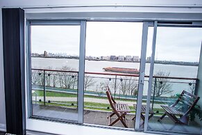 Remarkable 2-bed Apartment With Sea View