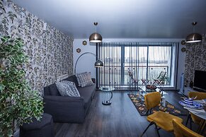 Remarkable 2-bed Apartment With Sea View