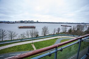 Remarkable 2-bed Apartment With Sea View