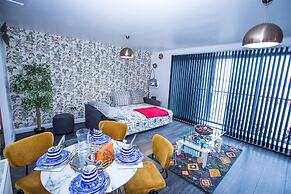 Remarkable 2-bed Apartment With Sea View