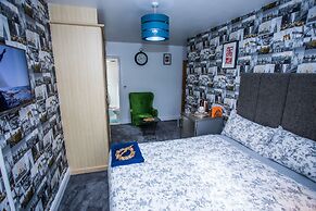 Remarkable 2-bed Apartment With Sea View