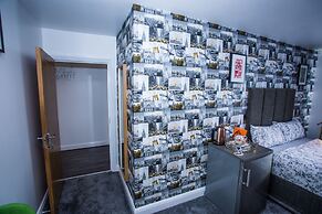 Remarkable 2-bed Apartment With Sea View