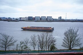 Remarkable 2-bed Apartment With Sea View
