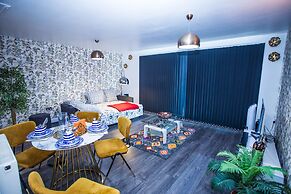 Remarkable 2-bed Apartment With Sea View