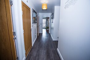 Remarkable 2-bed Apartment With Sea View