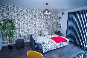 Remarkable 2-bed Apartment With Sea View