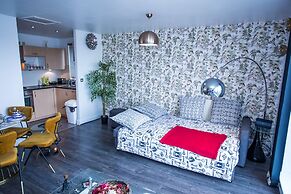 Remarkable 2-bed Apartment With Sea View