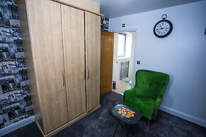 Remarkable 2-bed Apartment With Sea View