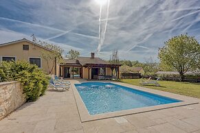 Villa Simac With Pool and Whirlpool