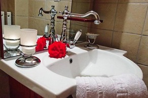 Heliodora Deluxe Triple Room 6