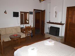 Heliodora Deluxe Triple Room 6