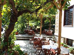 Heliodora Deluxe Triple Room 6