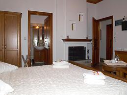 Heliodora Deluxe Triple Room 3