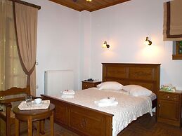 Heliodora Deluxe Triple Room 3