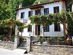 Heliodora Deluxe Triple Room 3