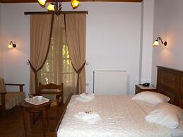 Heliodora Deluxe Triple Room 3