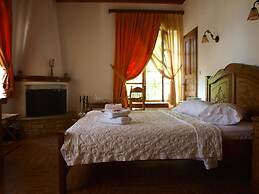 Heliodora Luxury Triple Room 4