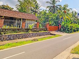 SPOT ON 92399 Hotel Sekar Jagat Near Pantai Baluk Rening