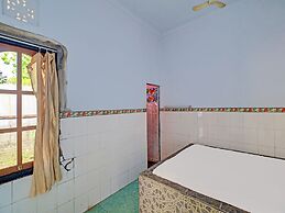 SPOT ON 92399 Hotel Sekar Jagat Near Pantai Baluk Rening