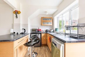 Spacious 3-bed House With car Park Near Heathrow