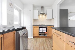 Spacious 3-bed House With car Park Near Heathrow