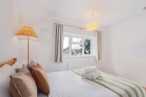 Spacious 3-bed House With car Park Near Heathrow