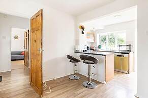 Spacious 3-bed House With car Park Near Heathrow