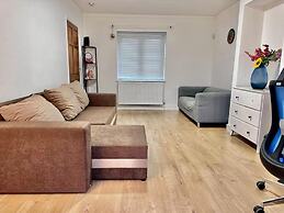 Spacious 3-bed House With car Park Near Heathrow