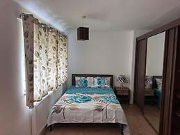 Spacious 3-bed House With car Park Near Heathrow