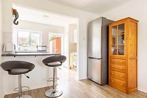 Spacious 3-bed House With car Park Near Heathrow