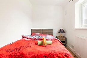 Spacious 3-bed House With car Park Near Heathrow