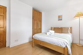 Spacious 3-bed House With car Park Near Heathrow