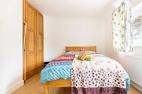 Spacious 3-bed House With car Park Near Heathrow