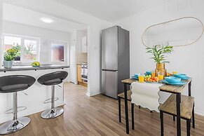 Spacious 3-bed House With car Park Near Heathrow