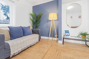 Spacious 3-bed House With car Park Near Heathrow