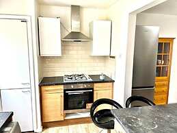 Spacious 3-bed House With car Park Near Heathrow