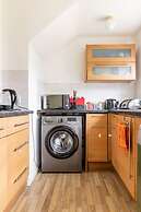 Spacious 3-bed House With car Park Near Heathrow