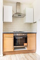 Spacious 3-bed House With car Park Near Heathrow