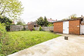 Spacious 3-bed House With car Park Near Heathrow