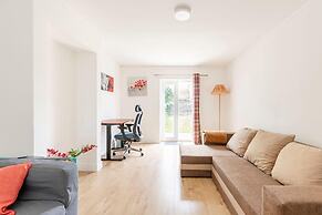 Spacious 3-bed House With car Park Near Heathrow