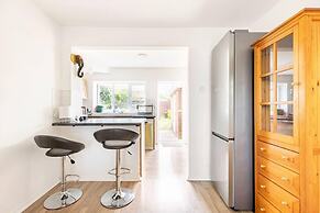 Spacious 3-bed House With car Park Near Heathrow