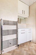 Spacious 3-bed House With car Park Near Heathrow